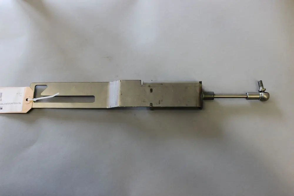 Reinigungsgestänge aus Metall, gefertigt für den Einsatz am Brenner, mit einer seitlichen Schlitzöffnung und einem Anschluss. Hergestellt von Brötje.