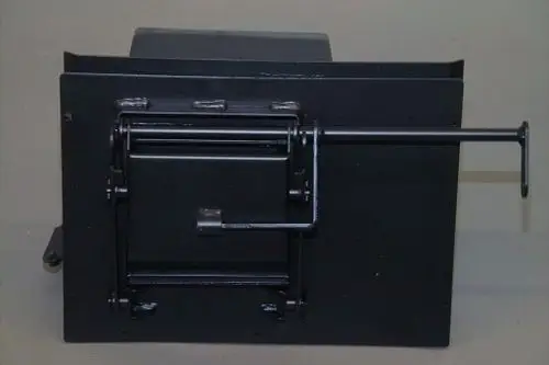 Schwarze Brennkammer mit Handgriff und mechanischem Zugmechanismus, geeignet für Brötje Heizsysteme, ohne sichtbare Maße oder spezifische Produktbezeichnung.