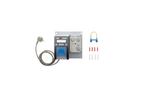 Brötje Steuerungseinheit mit Kabel, Tasten und Drehreglern. Zubehörteile in Rot und Blau sowie Schrauben sind neben der Einheit angeordnet.