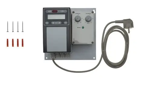 Brötje Steuergerät mit digitalem Display und zwei Drehreglern für Temperatur und Durchfluss. Zubehör umfasst Schrauben und Dübel. Kabel mit Stecker.
