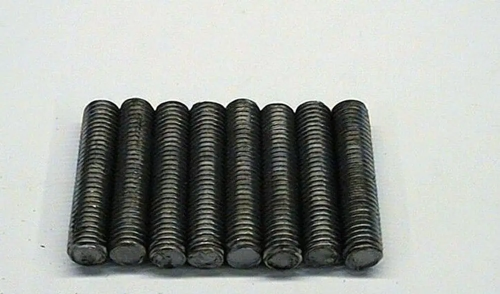 Reihe von Metallstiften, die in einer geordneten Anordnung liegen. Die Stifte könnten für verschiedene Anwendungen, einschließlich Heizungsbau, verwendet werden, eventuell von der Marke Brötje.
