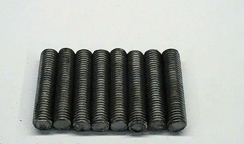 Reihe von Metallstiften, die in einer geordneten Anordnung liegen. Die Stifte könnten für verschiedene Anwendungen, einschließlich Heizungsbau, verwendet werden, eventuell von der Marke Brötje.