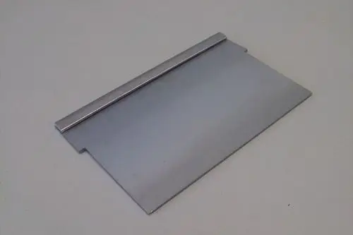 Metallplatte mit einem waagerechten Rand und einer Aussparung an einer Seite, möglicherweise Teil einer Heizungssteuerung, hergestellt von Brötje.