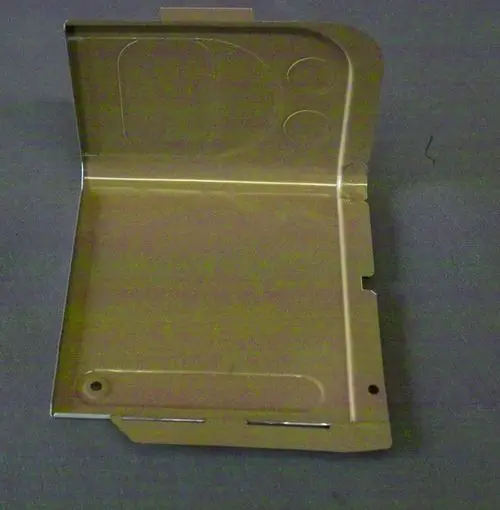 Brötje-Platte aus Metall, rechteckig mit abgerundeten Ecken, offen auf einer grauen Oberfläche liegend. Einfache Bauform ohne spezielle Markierungen.