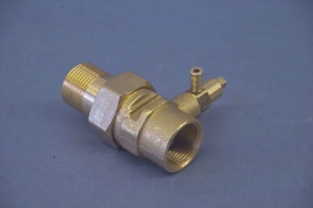 Brass-Kupplung von Brötje mit einem Gewindeanschluss auf einer Seite und einem zusätzlichen Anschluss für ein kleines Rohr auf der anderen Seite.