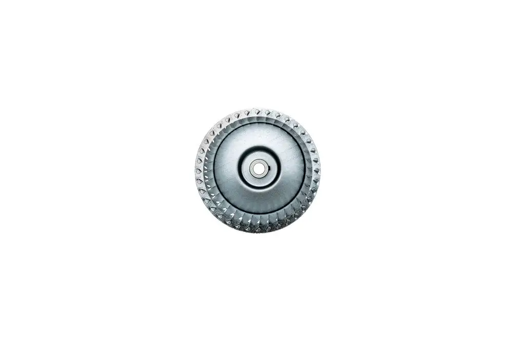 Rundes Lüftergitter in grauem Metall mit gezacktem Rand, zentralem Loch und glatter Oberfläche, passend für Brötje Heizsysteme.