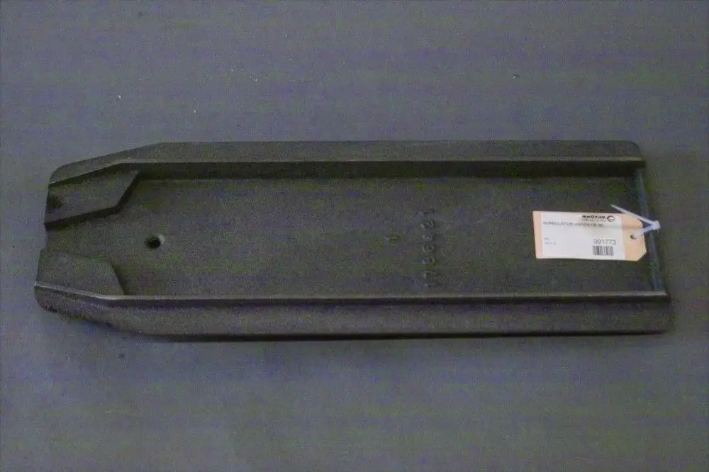 Brötje Wirbulator, flache metallische Komponente mit abgerundeten Kanten und einer Bohrung, auf grauem Untergrund.