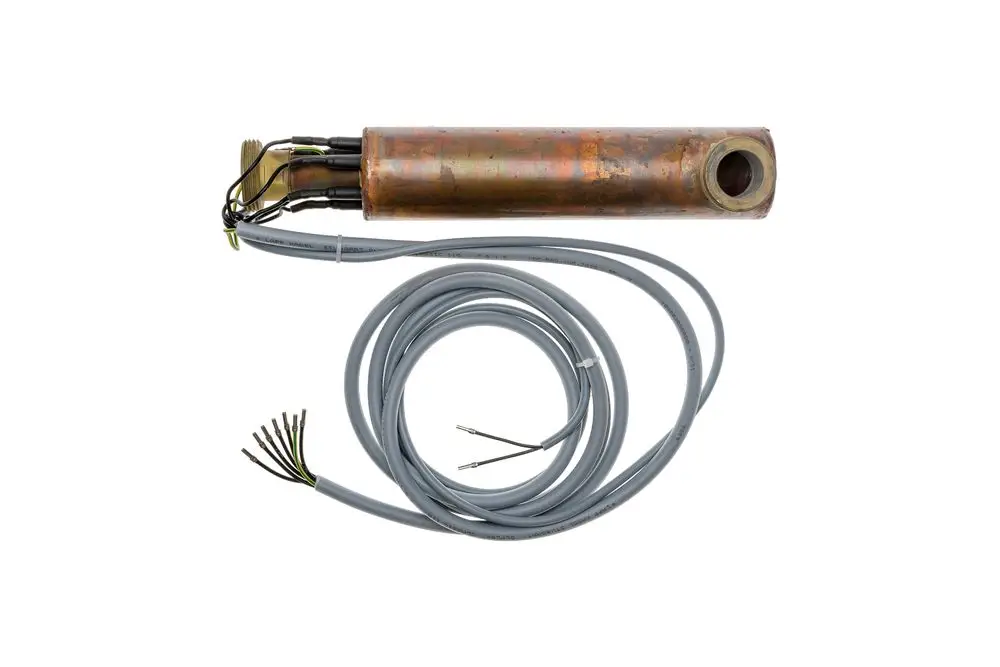 Heizelement von Brötje mit einem langen zylindrischen Metallkörper und mehreren elektrischen Anschlussleitungen. Das Kabel verläuft gebündelt und hat mehrere Adern.