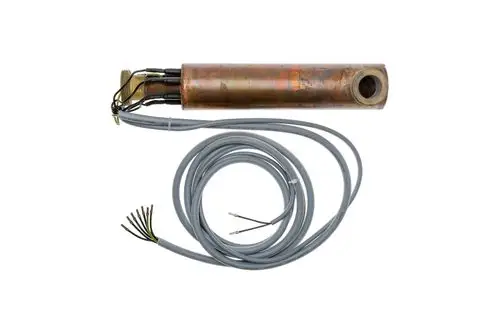 Heizelement von Brötje mit einem langen zylindrischen Metallkörper und mehreren elektrischen Anschlussleitungen. Das Kabel verläuft gebündelt und hat mehrere Adern.