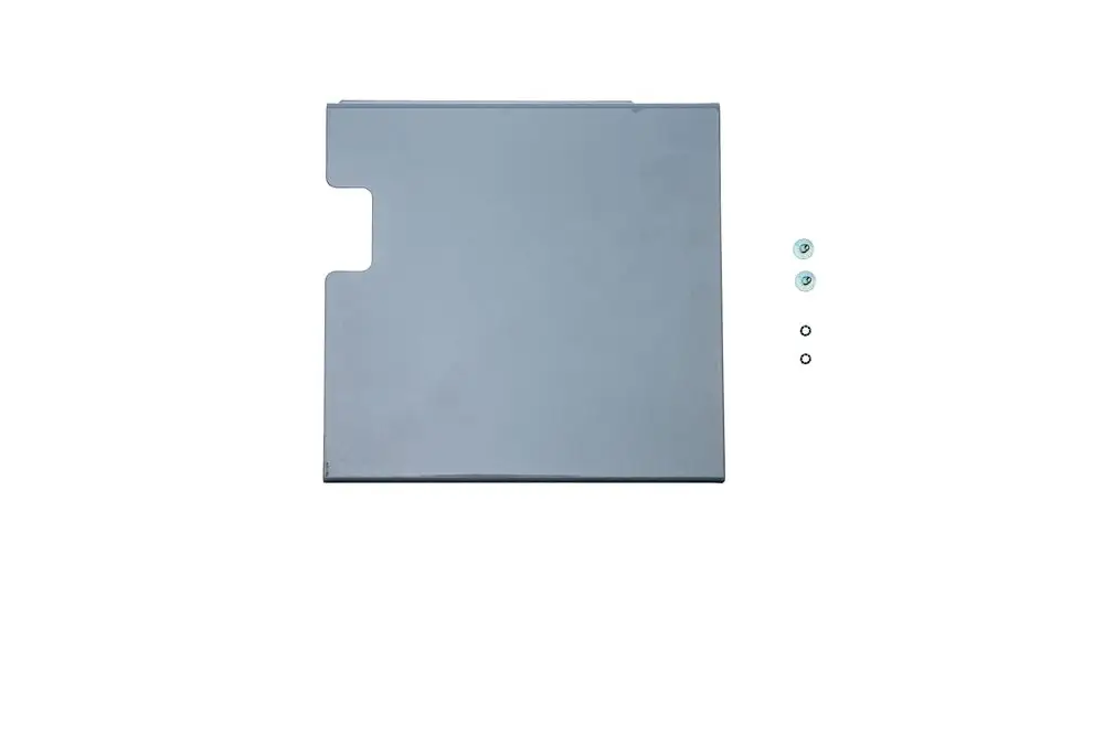 Graue Abdeckung der Regelungsplatine von Brötje mit zwei blauen Schrauben und zwei Ringen neben dem Produkt.