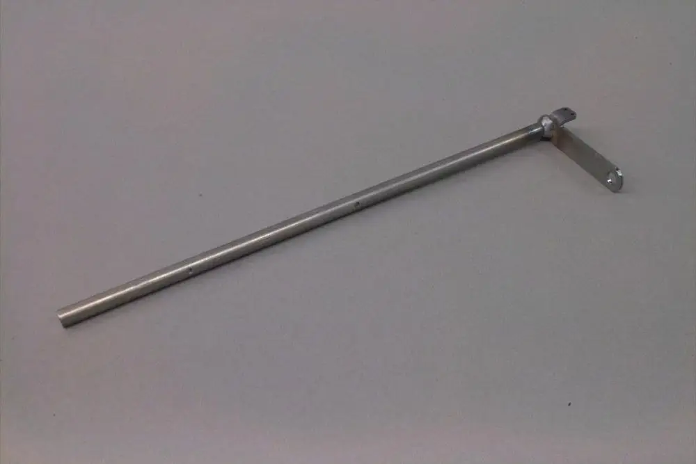 Reinigungsgestänge aus Metall mit einem langen, geraden Schaft und einer seitlichen Halterung. Produkt von Brötje zur Reinigung von Heizsystemen.