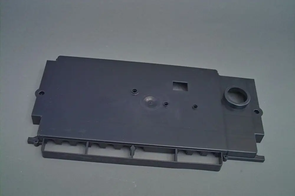 Schwarzer Regelungskasten von Brötje ohne Bauteile, rechteckige Form mit Öffnungen und Vertiefungen auf der Oberfläche, geeignet für technische Installationen.
