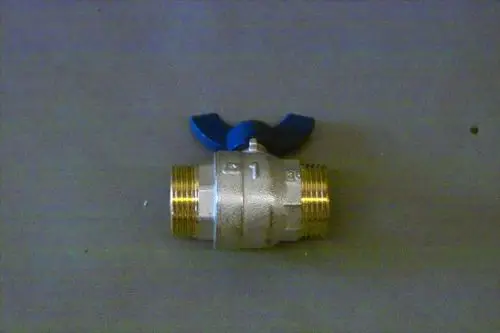 Kugelhahn von Brötje mit blauer Bedienungsknopf und zwei Gewindeverbindungen. Das Produkt ist aus Metall gefertigt und zeigt eine einfache Bauform.