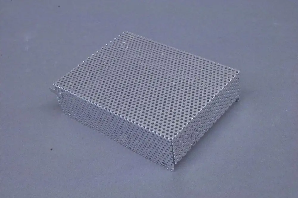 Metallabdeckung mit gelochter Oberfläche, wahrscheinlich von der Marke Brötje, in rechteckiger Form und flacher Bauweise.
