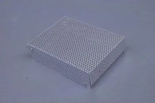 Metallabdeckung mit gelochter Oberfläche, wahrscheinlich von der Marke Brötje, in rechteckiger Form und flacher Bauweise.