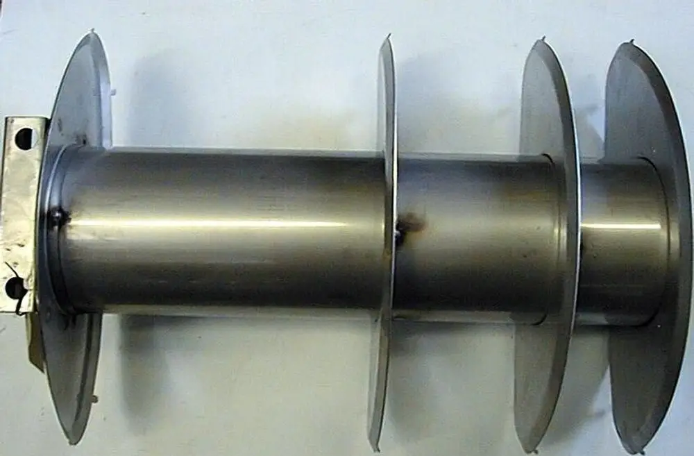 Metallisches Bauteil mit zylindrischem Körper und mehreren horizontalen Flügeln, geeignet für Heiztechnik, erkennbar als Brötje Produkt.