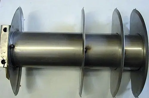 Metallisches Bauteil mit zylindrischem Körper und mehreren horizontalen Flügeln, geeignet für Heiztechnik, erkennbar als Brötje Produkt.