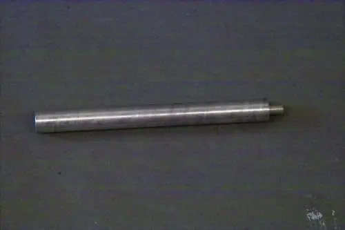 Brötje Steherblech in Metalloptik, zylindrische Form mit Gewinde am Ende, auf einem grauen Untergrund.