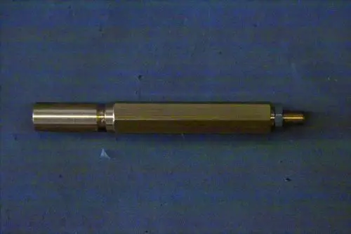 Brötje Düsenstock in zylindrischer Form, mit Metallkörper, einer verchromten Fläche auf der linken Seite und einem Anschluss auf der rechten Seite.
