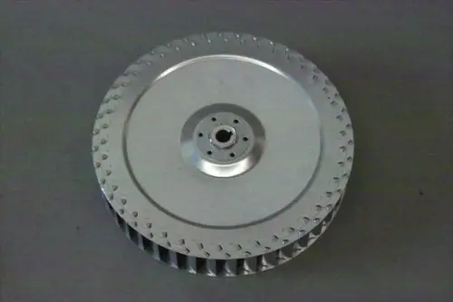 Aluminium-Gebläserad mit gestanzten Lamellen, geeignet für Heizsysteme der Marke Brötje, von oben betrachtet.