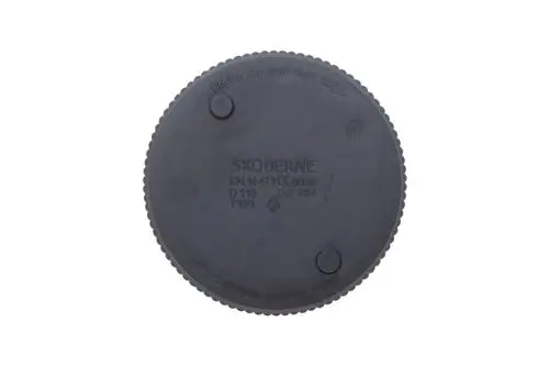 Schwarzer Revisionsdeckel mit texturiertem Rand und Herstellerangabe „Brötje“. Auf der Oberseite befinden sich zwei vertiefte Punkte zur Handhabung.