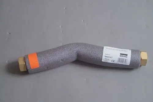 Brötje Heizungs-Schlauchleitung in gebogener Form mit zwei sechseckigen Anschlussköpfen. Beschriftung auf einem Etikett ist sichtbar.
