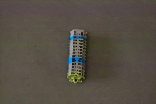 Brötje Stecksockel in kompakter Form mit mehreren Anschlüssen, abgebildet auf einem neutralen Hintergrund.