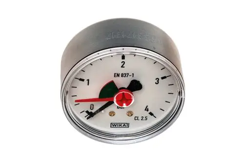 Manometer von Brötje mit einer Skala von 0 bis 4 bar, Anzeige in einem weißen Ziffernblatt, schwarze Zeiger und rote Anzeige. Gehäuse mit grauem Kunststoffrand.