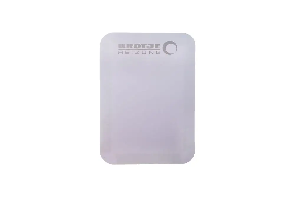 Brötje Isolierungsblende in rechteckiger Form, transparentes Material mit einer vertieften Rundung und Logoaufdruck auf der Oberfläche.