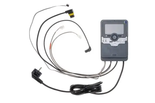 Brötje Regelungsgerät mit mehreren Anschlusskabeln, darunter ein Netzstecker, zur Installation in Heizsystemen. Das Gerät hat ein digitales Display zur Anzeige von Funktionen.