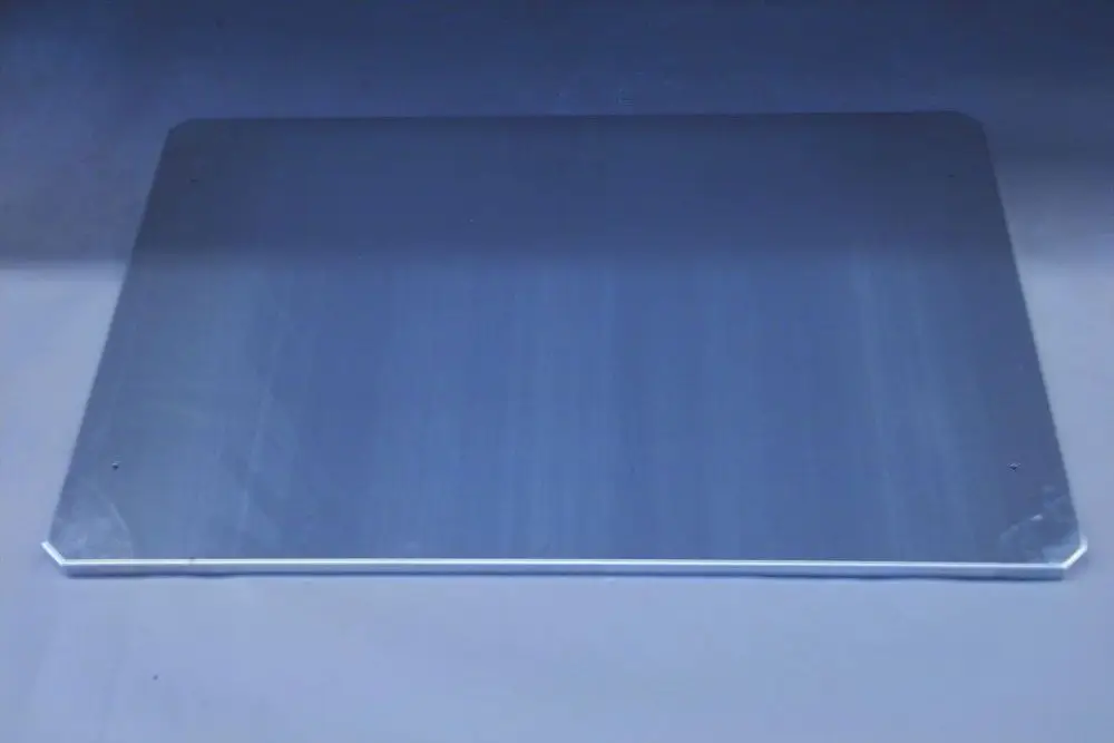 Aluminiumplatte mit abgeflachten Ecken und Bohrlöchern, vermutlich Teil eines Wetterschutzdaches von Brötje, liegt auf einem neutralen Untergrund.