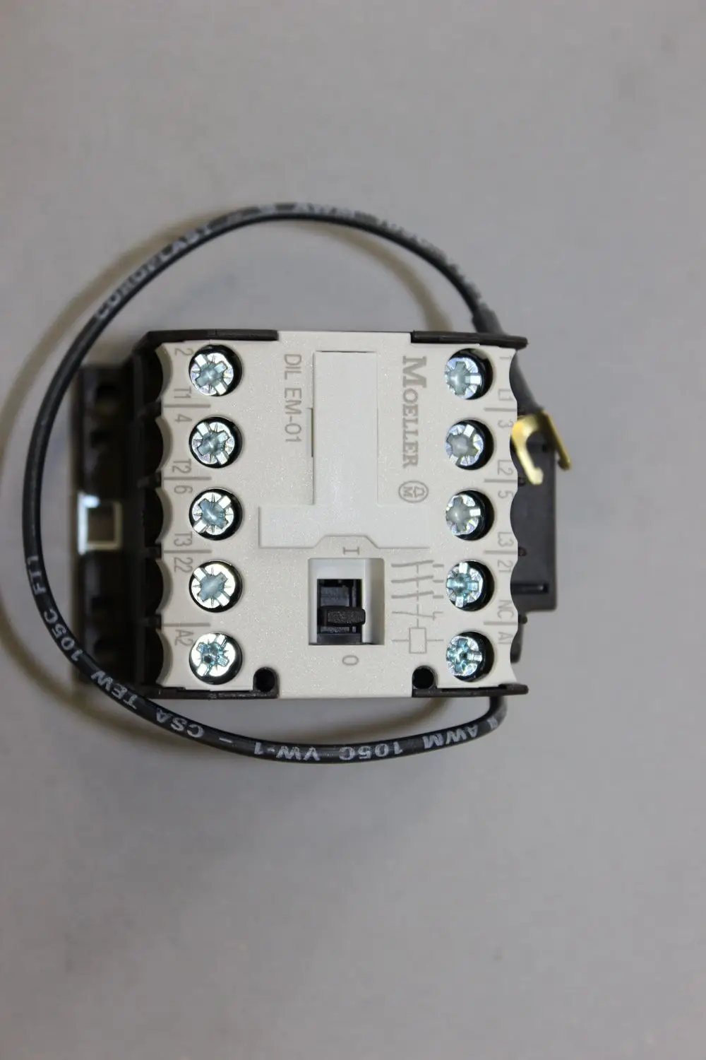 Brötje Relais mit mehreren Anschlussklemmen und einer Betätigungseinheit, montiert auf einem Sockel, für elektrische Steuerungsanwendungen in Heizsystemen.