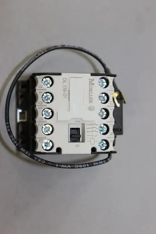Brötje Relais mit mehreren Anschlussklemmen und einer Betätigungseinheit, montiert auf einem Sockel, für elektrische Steuerungsanwendungen in Heizsystemen.