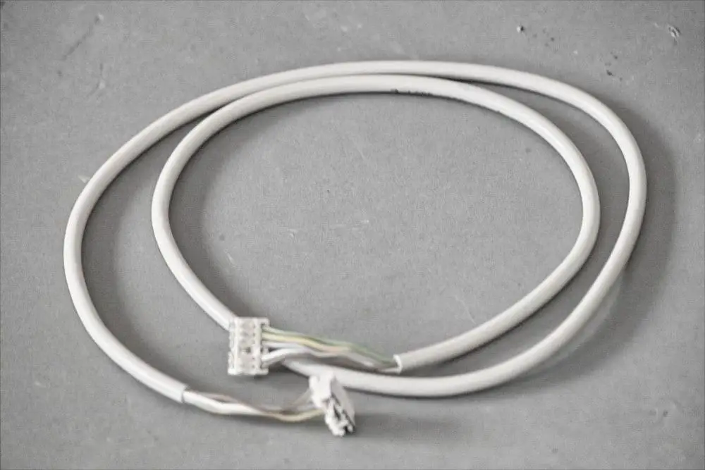 Zwei weiße Kabel mit Steckern an den Enden, möglicherweise zur Verbindung von Komponenten, wie sie bei Brötje-Produkten verwendet werden.