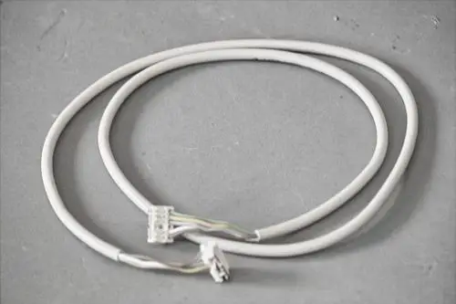 Zwei weiße Kabel mit Steckern an den Enden, möglicherweise zur Verbindung von Komponenten, wie sie bei Brötje-Produkten verwendet werden.