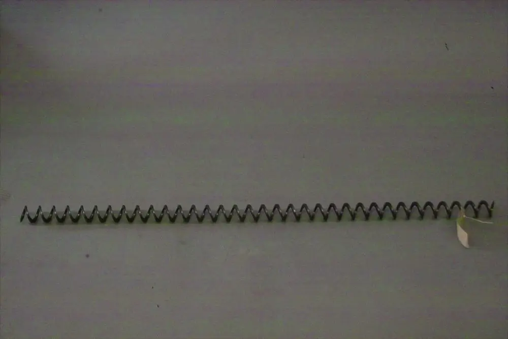 Brötje Pelletzuführungs-Schnecke in länglicher Form mit gewelltem Design, geeignet für die Beförderung von Pellets in Heizsystemen.