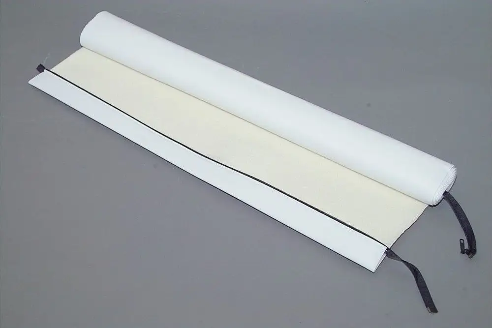 Verkleidungsmantel in Weiß und Beige, aufgewickelt, mit schwarzem Reißverschluss und Bändern zum Befestigen, typischerweise für Heizungsanlagen von Brötje.