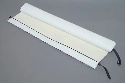 Verkleidungsmantel in Weiß und Beige, aufgewickelt, mit schwarzem Reißverschluss und Bändern zum Befestigen, typischerweise für Heizungsanlagen von Brötje.