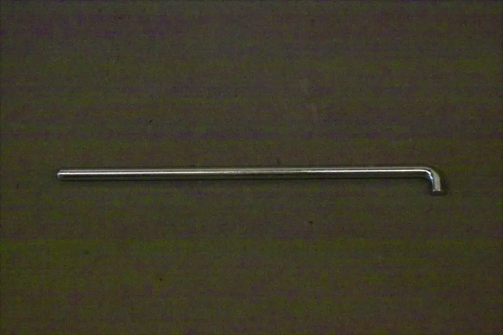 Schwenkbarer metallischer Scharnierbolzen in schmaler, länglicher Ausführung, möglicherweise für eine Brennertür, gefertigt von Brötje.
