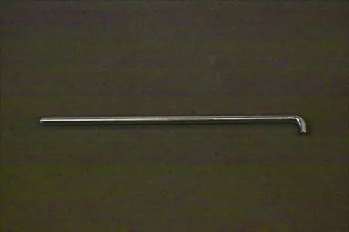 Schwenkbarer metallischer Scharnierbolzen in schmaler, länglicher Ausführung, möglicherweise für eine Brennertür, gefertigt von Brötje.