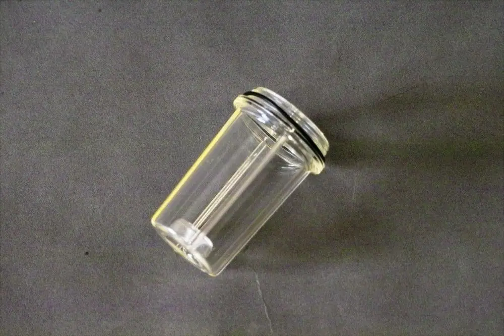 Transparente Glasdose mit schwarzem Deckel und Dichtungsring. Die Dose hat eine zylindrische Form und könnte Teil eines Brötje-Systems sein.