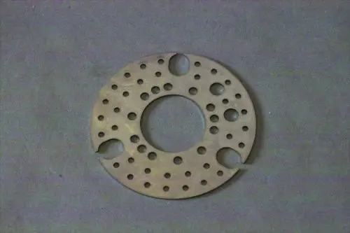 Runde Stauscheibe von Brötje mit mehreren Löchern und Aussparungen zur Montage. Die Oberfläche ist metallisch und zeigt ein einfaches, funktionales Design.
