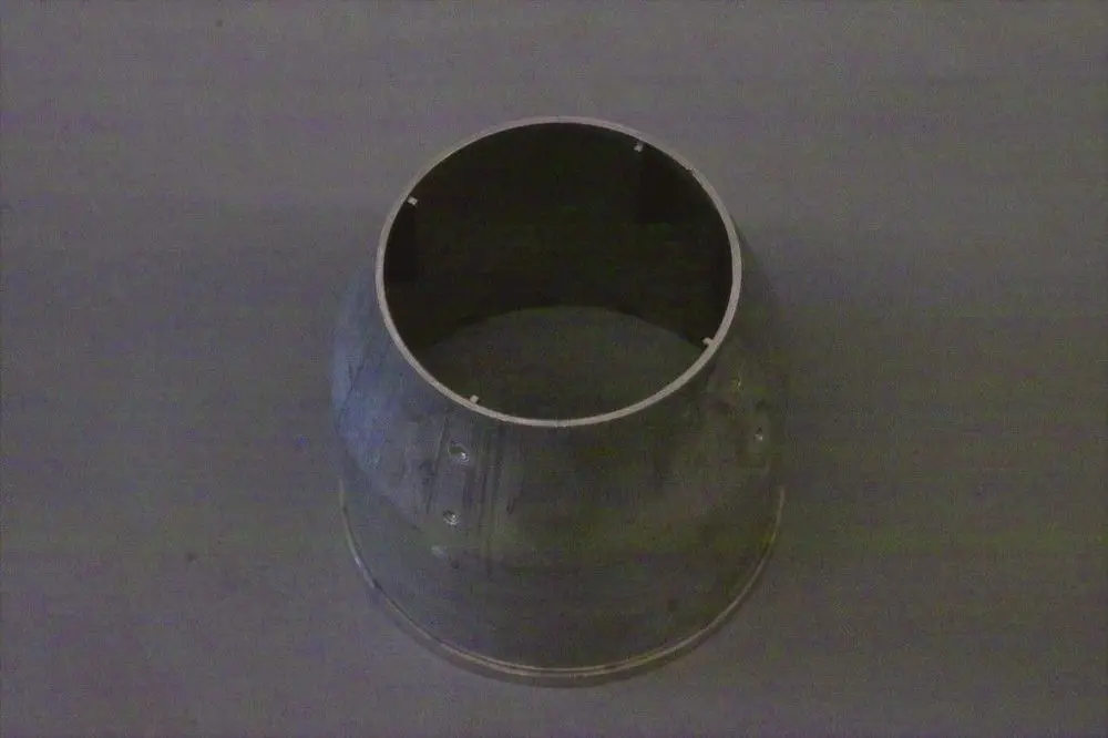 Metallisches Flammrohr, rund mit offenem Ende, zeigt Bohrungen und Struktur. Von der Marke Brötje, verwendet in Heizsystemen.