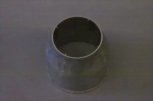 Metallisches Flammrohr, rund mit offenem Ende, zeigt Bohrungen und Struktur. Von der Marke Brötje, verwendet in Heizsystemen.
