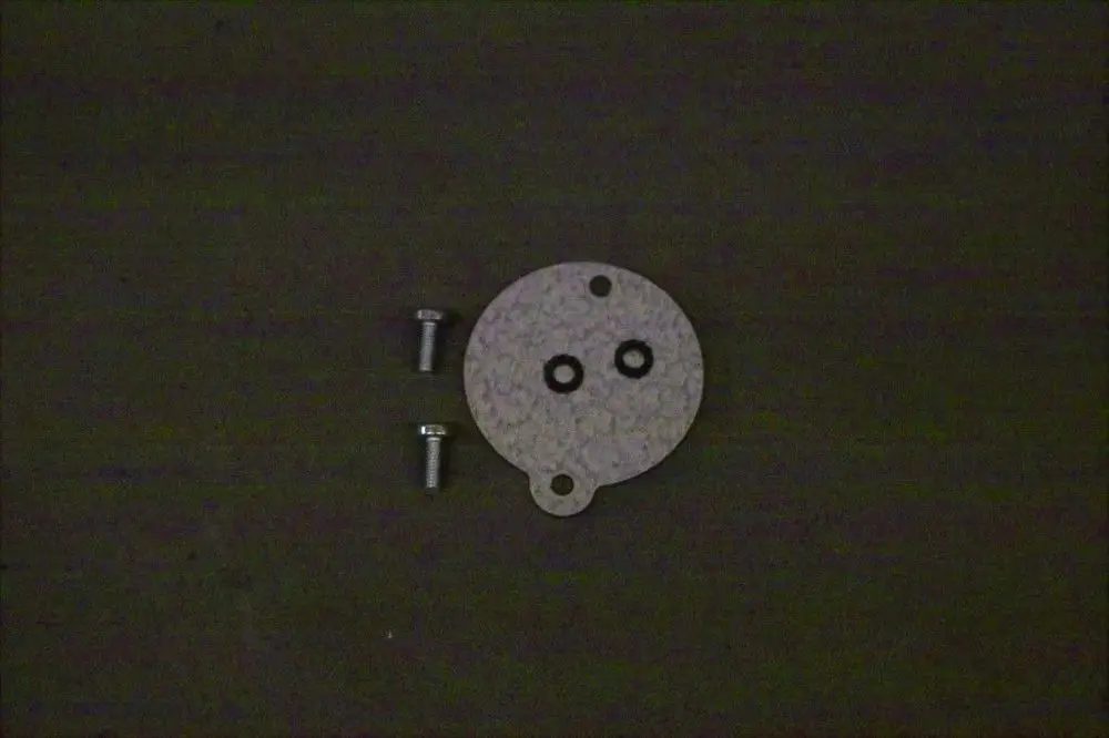 Brötje Stopfen, runde Metallplatte mit zwei O-Ringen und zwei Schrauben. Geeignet für eine technische Anwendung oder Montagesituation.
