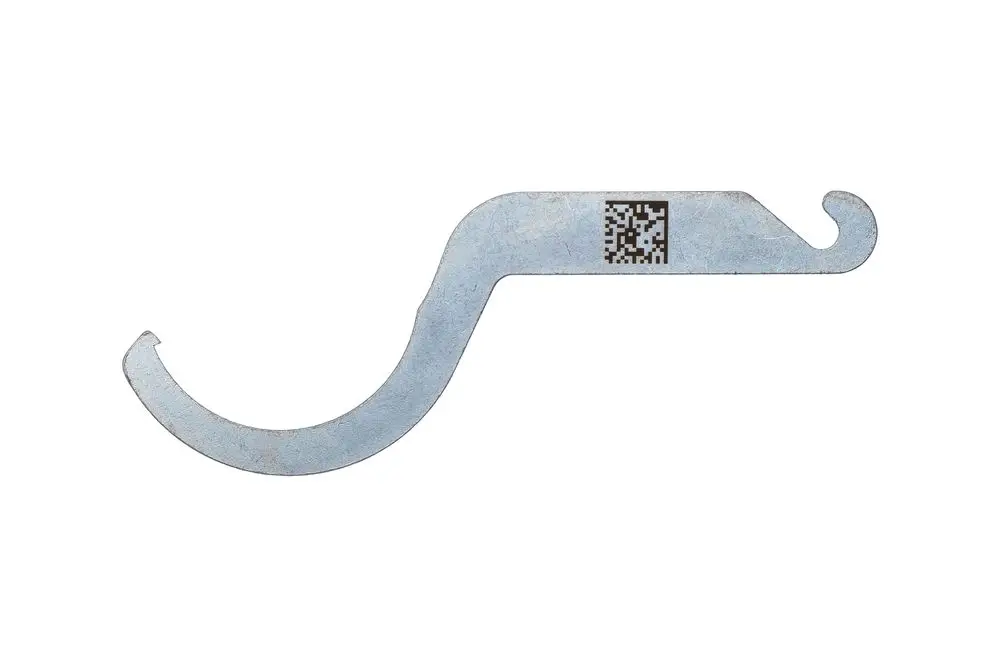Metallischer Wartungsschlüssel von Brötje mit charakteristischer geschwungener Form und QR-Code, geeignet für Wartungsarbeiten an Heizsystemen.