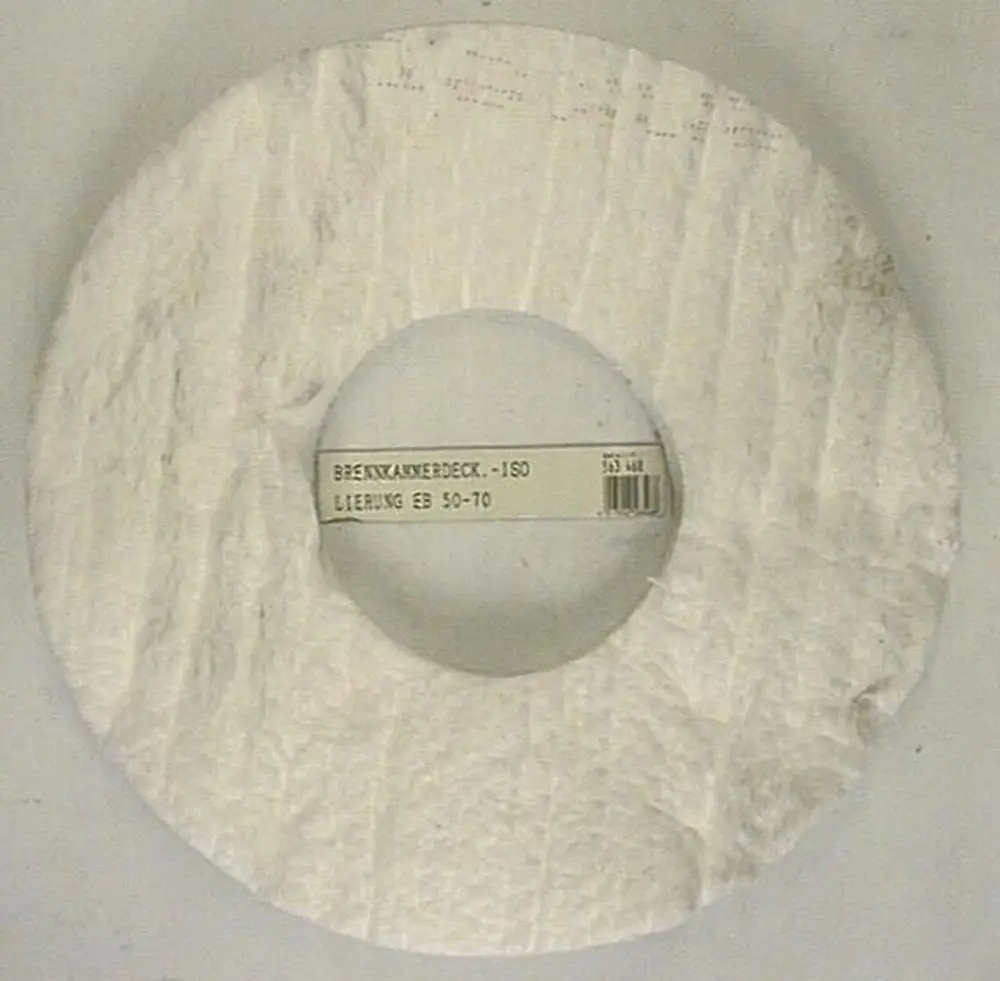 Weißer runder Brennkammerdeckel von Brötje mit einem zentralen Loch und einer Beschriftung. Das Produkt hat eine flache, gleichmäßige Oberfläche.