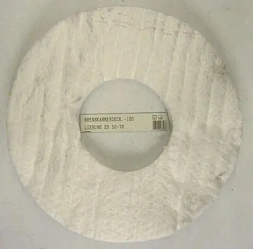 Weißer runder Brennkammerdeckel von Brötje mit einem zentralen Loch und einer Beschriftung. Das Produkt hat eine flache, gleichmäßige Oberfläche.