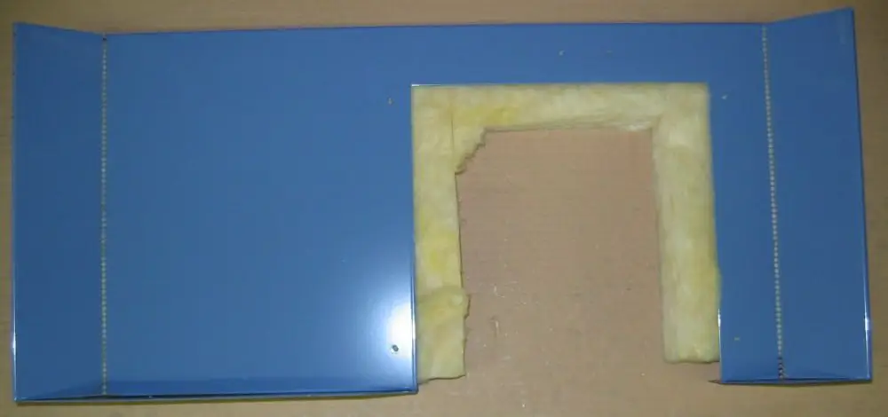 Brötje Verkleidungsrückwand in Blau mit Ausschnitt, isoliert mit gelbem Material. Eignet sich zur Wandverkleidung in Heizungsinstallationen.