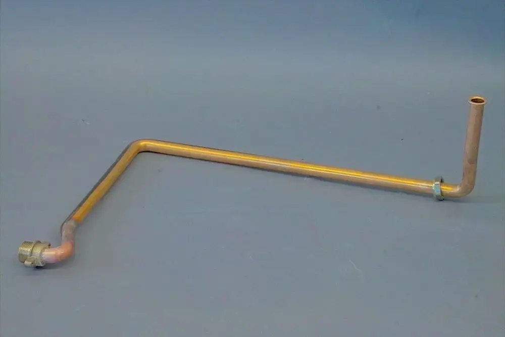 Brötje Rohr mit gebogenem Design, Anschlussgewinde an einem Ende und offenem Ende an der anderen Seite. Geeignet für Heizsysteme oder Wasserleitungen.